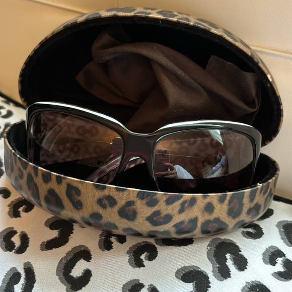 Gucci sunglasses , black with white trim at top. No case, very good condition - Picture 14 of 14